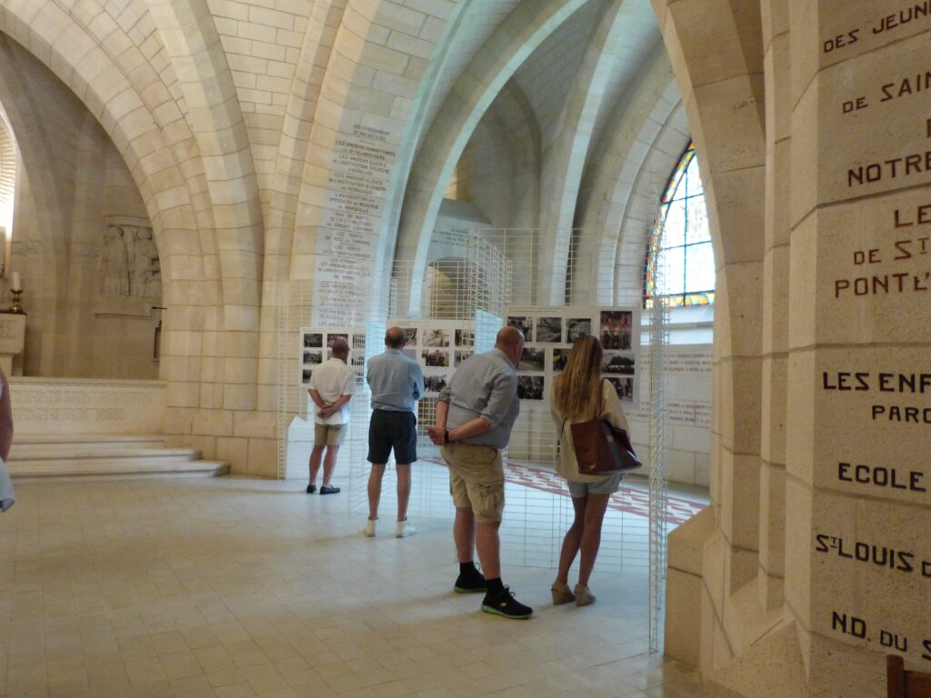 seconde partie de l'exposition sur l'histoire et la construction du Mémorial