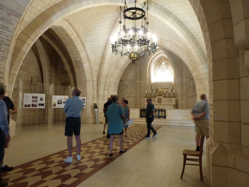 Début de l'exposition sur l'histoire et la construction du mémorial
