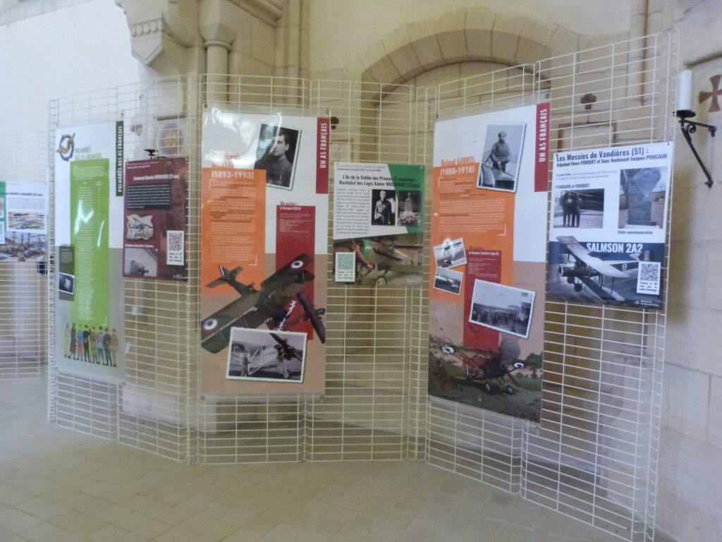 vue d'une autre partie des panneaux de l'exposition