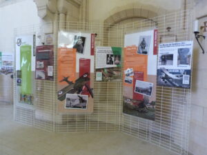 vue d'une autre partie des panneaux de l'exposition