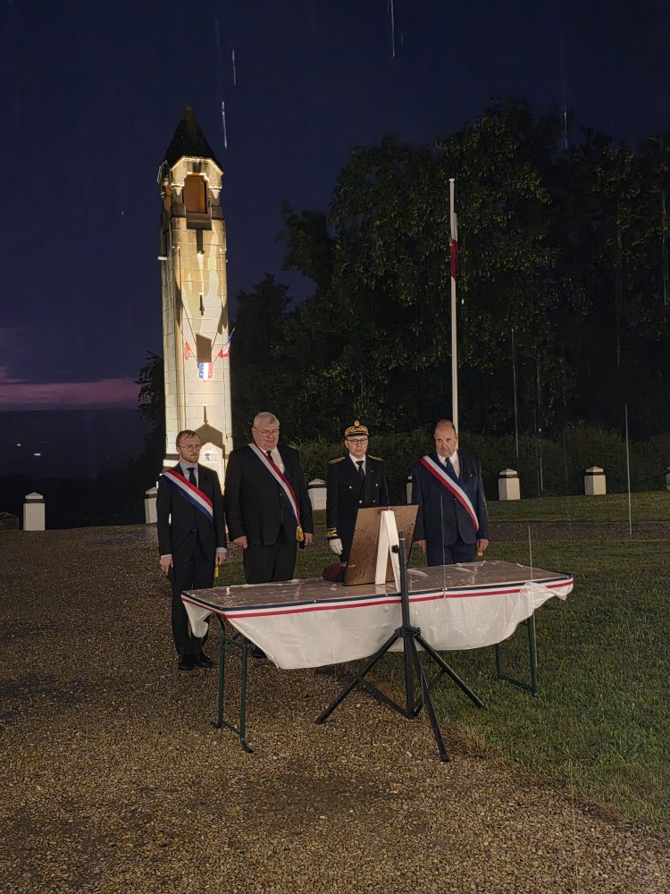 Les officiels pour l'hommage au porte-drapeau . Les médailles sont déposées sur un coussin.