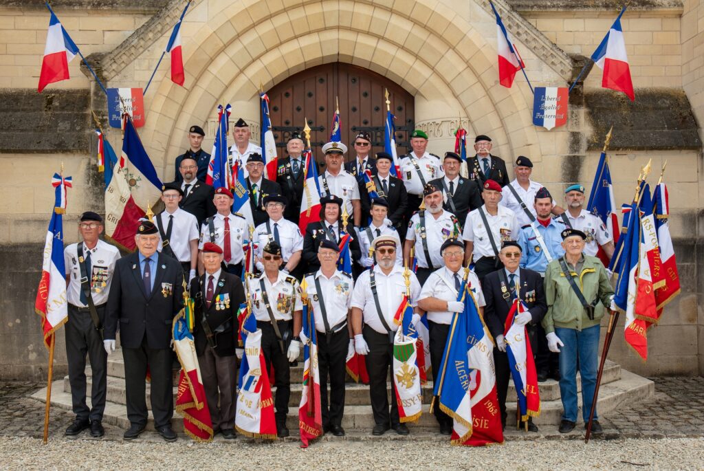 Le groupe de tous les porte-drapeaux présents lors de cette commémoration